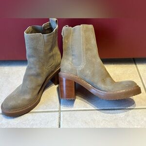 NWOT LOUISE ET CIE s7.5 ‘Varsan’ sand suede platform boot-chunky-stacked heel